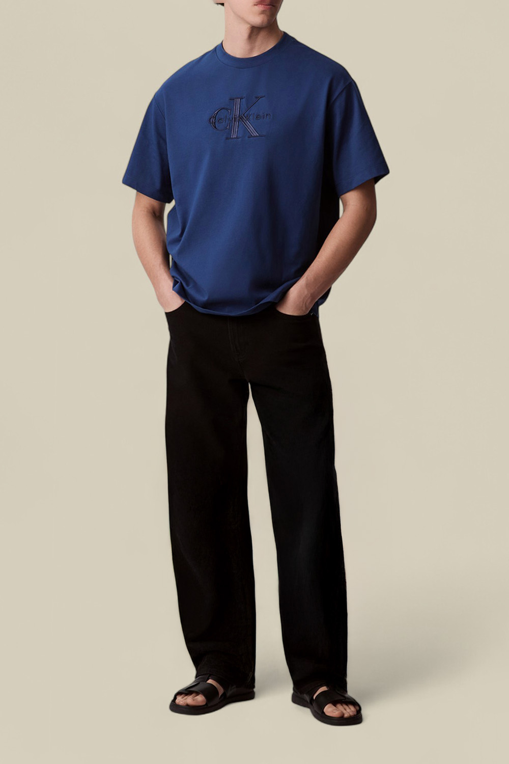 תמונת כל הלוק של חולצת טי